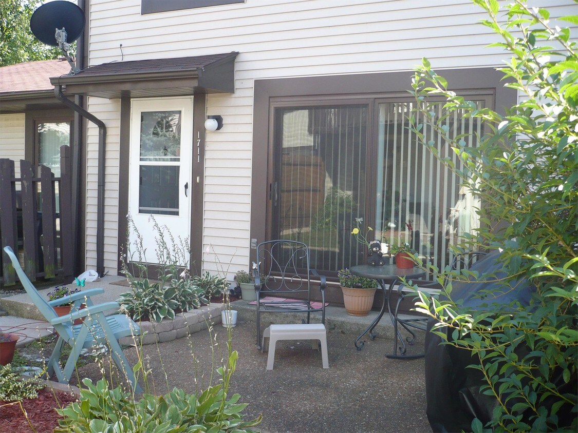 1711 Cedarbrook Ct, Sycamore, IL 60178 Townhouse for Rent in Sycamore