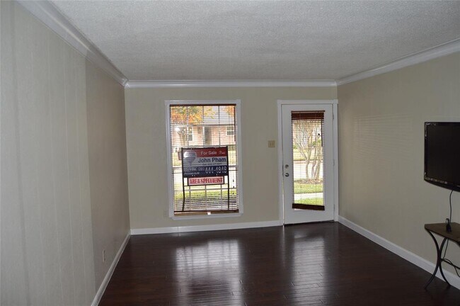 Building Photo - 5 E Tri Oaks Ln
