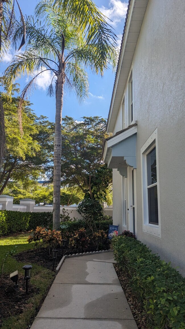 Building Photo - 8520 Village Edge Cir
