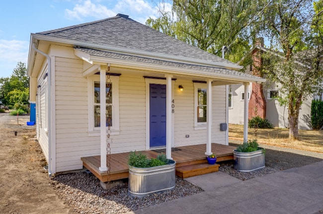 Building Photo - 731 SW Elm St