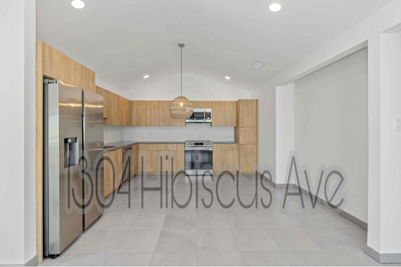 Building Photo - 1304 E Hibiscus Ave