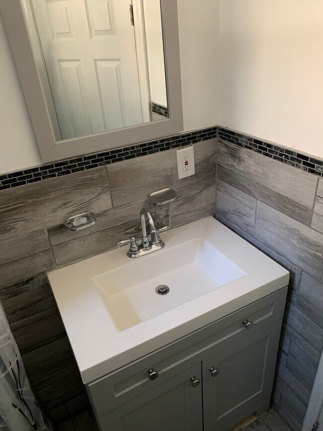 baño - 2335 N Fawn St