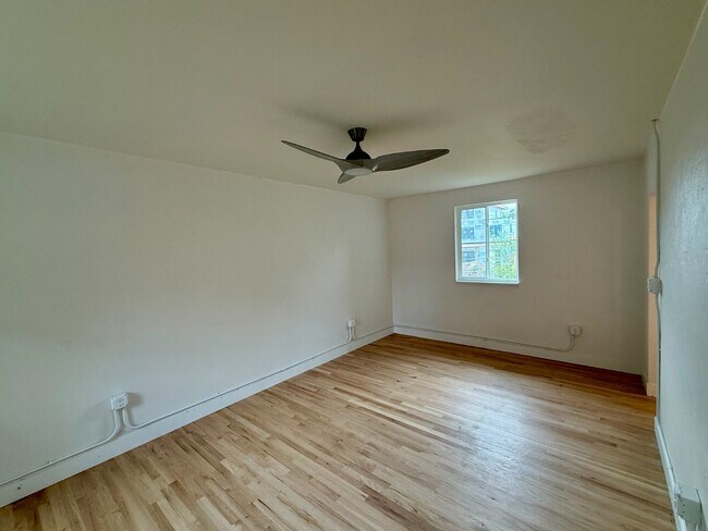 Building Photo - Beautifully remodeled mid-century modern h...