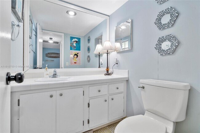 Building Photo - 3150 N Palm Aire Dr