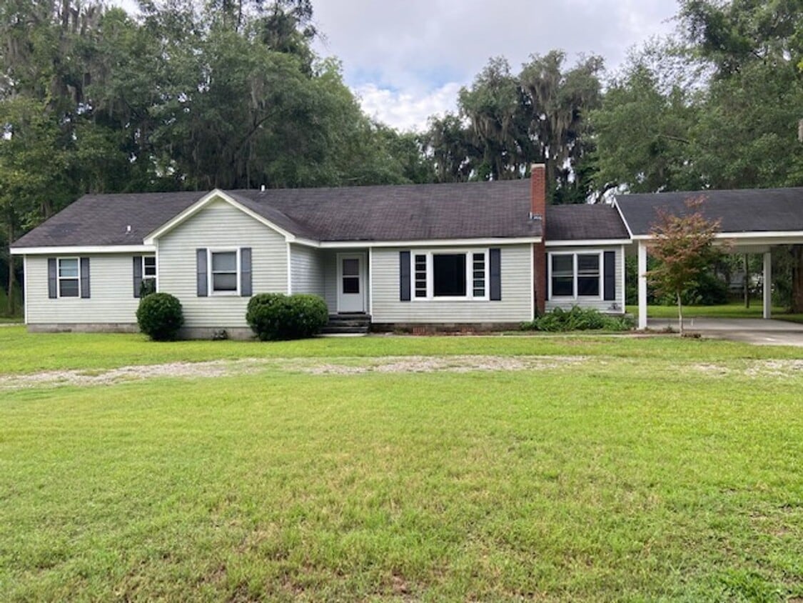 Primary Photo - Midway Home Offering lots of space!!