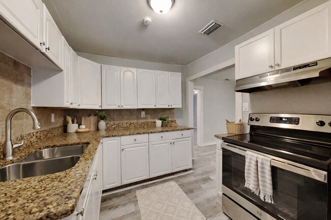 Foto del edificio - Charming 3 Bed Home with Fenced Yard in Tampa, FL