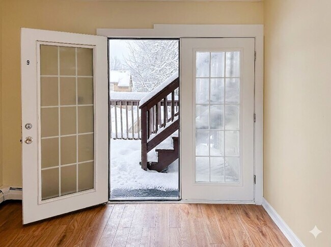 Foto del edificio - Large 1br in Townhome with Garage and Deck(Heat Included)