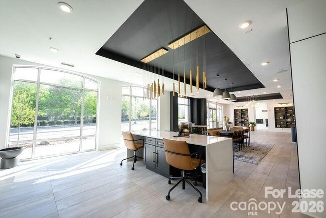 Foto del edificio - 425 W Trade St