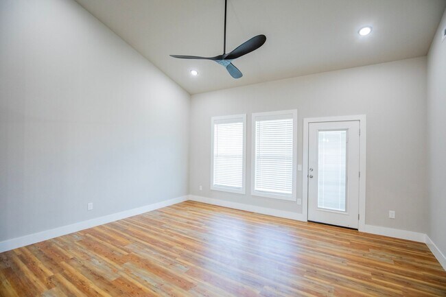 Building Photo - ***905 Seaborn***