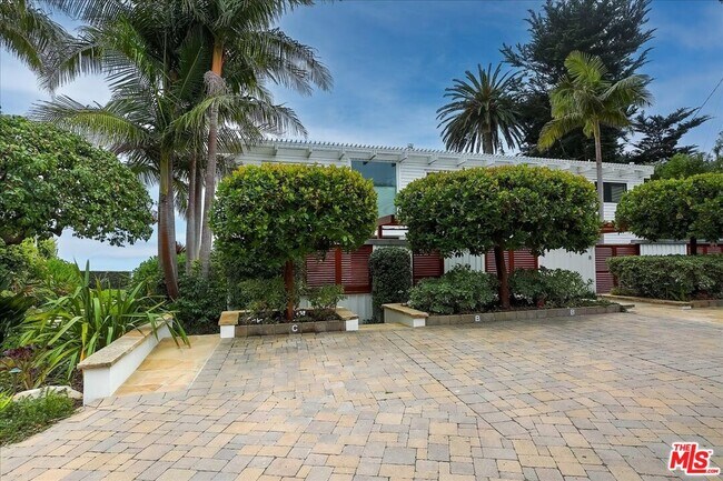 Building Photo - 1500 Miramar Bch