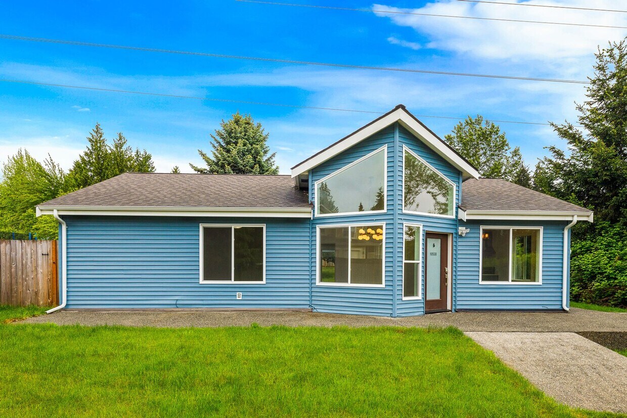 Primary Photo - Kirkland Rambler 2 Bedroom Plus Gorgeous L...
