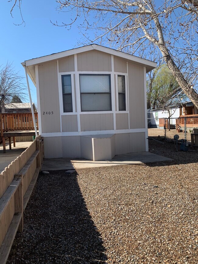 Building Photo - 2405 Riverview Ln