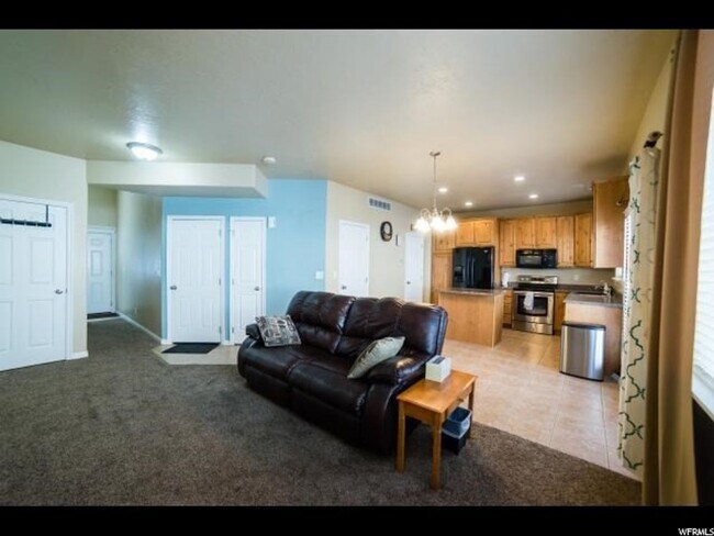 Building Photo - 3 Bd 2.5 Bath Condo 2 Car Garage