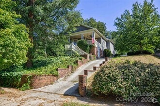 Building Photo - 909 Woodruff Pl