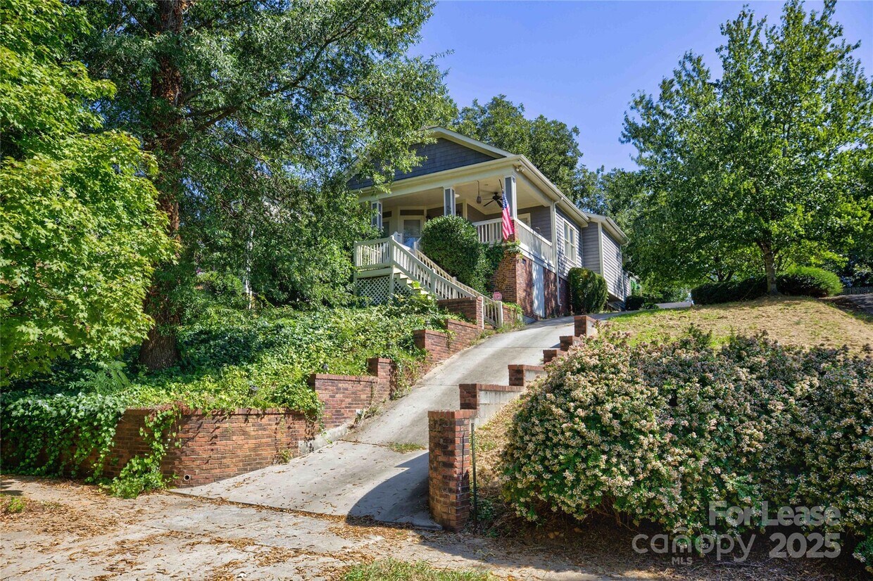 Foto principal - 909 Woodruff Pl