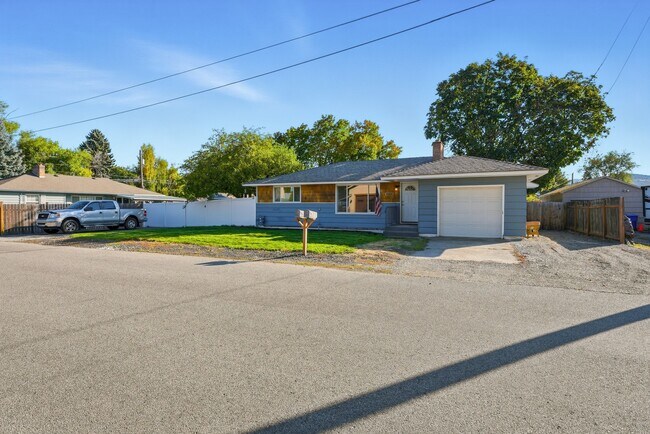 Building Photo - 9614 E Valleyway Ave
