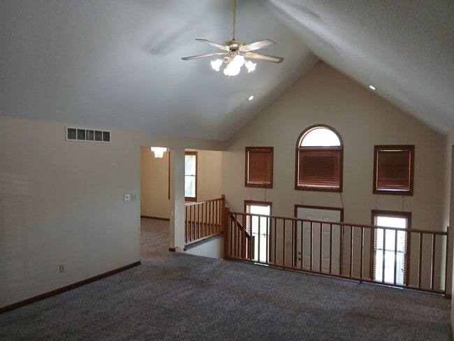 Building Photo - 3 bedrooms, 2.5 bathrooms, 2 car garage, with bonus flex room!