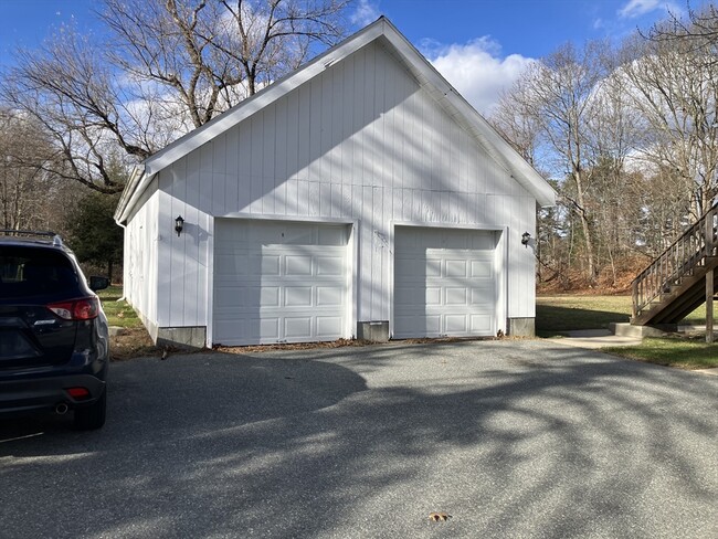 Building Photo - 975 S Main St