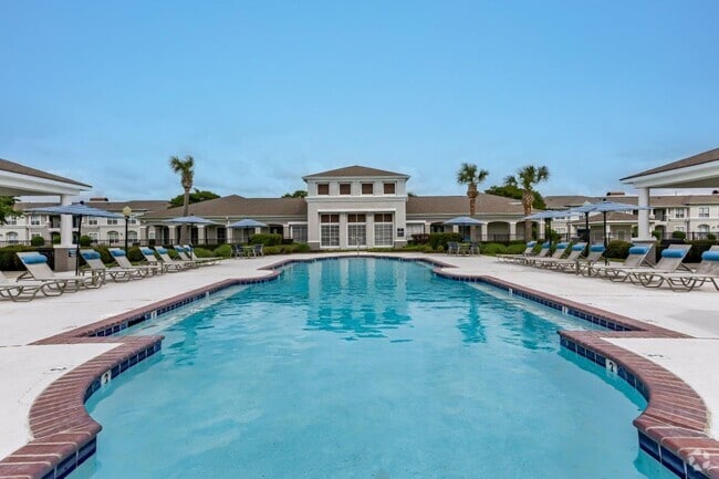 Luxury High-Rise Apartments In Lafayette With High-Rise Sun Deck