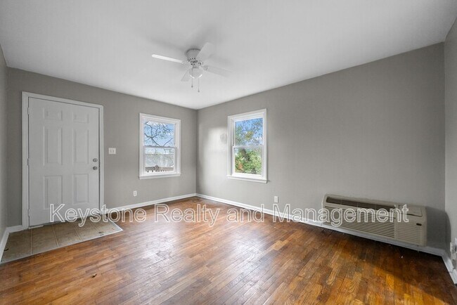 Building Photo - 1525 Ferrell St