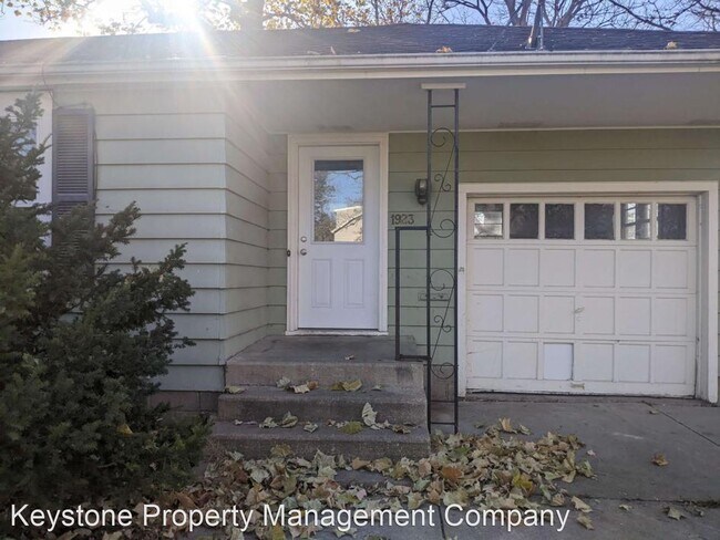 Foto del edificio - 3 br, 1.5 bath House - 1923 E. Court Street
