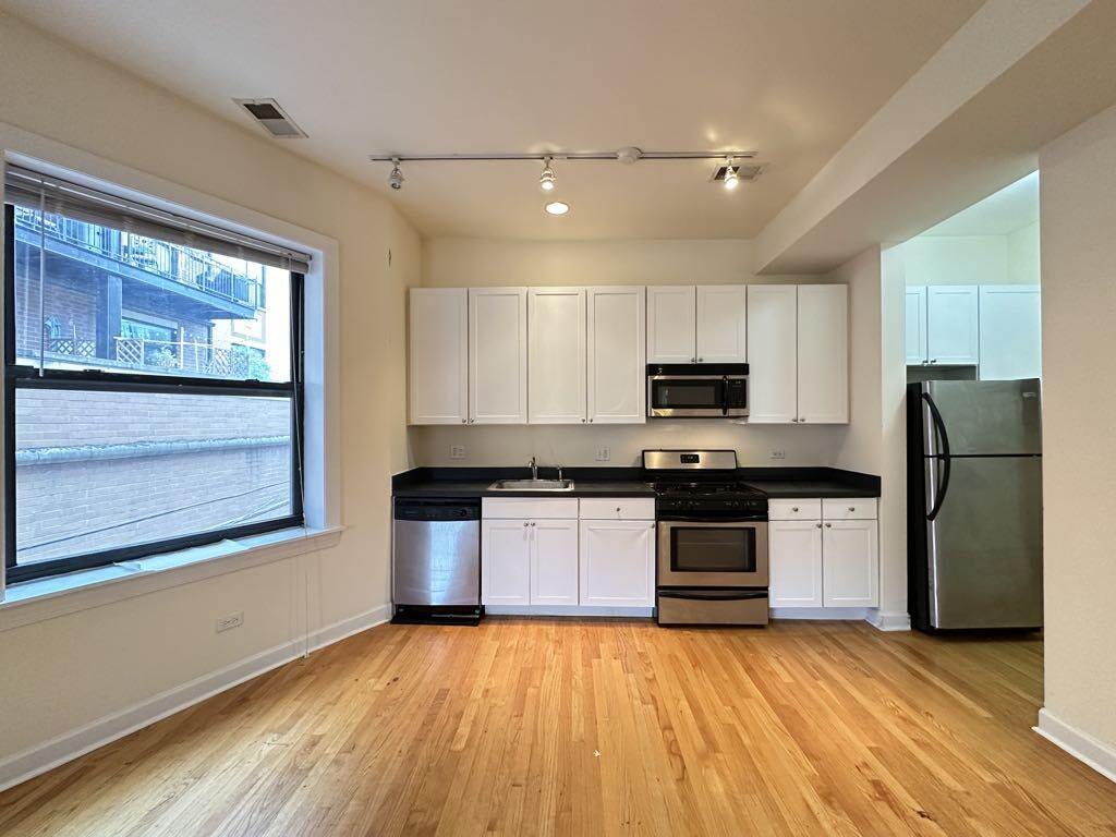 Primary Photo - 4715 N Sheridan Rd