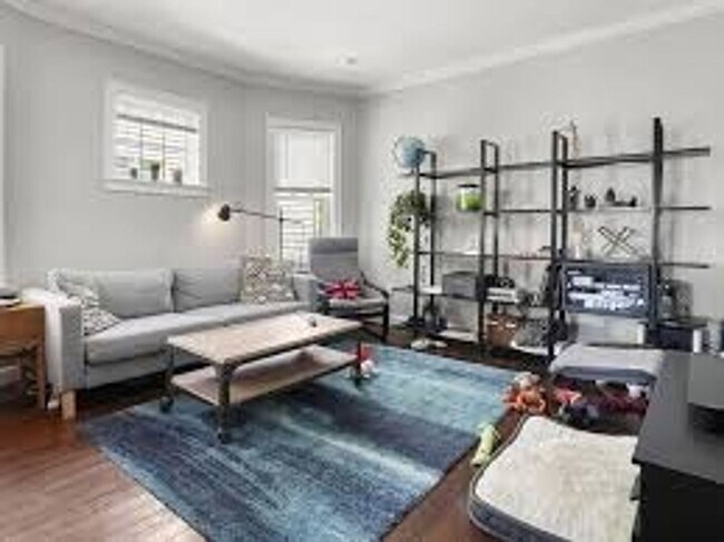 Foto del edificio - No Brokers Fes, Steps from Orange Line Stop, Eat-in Kitchen, Central Heat/AC, Laundry on a Site