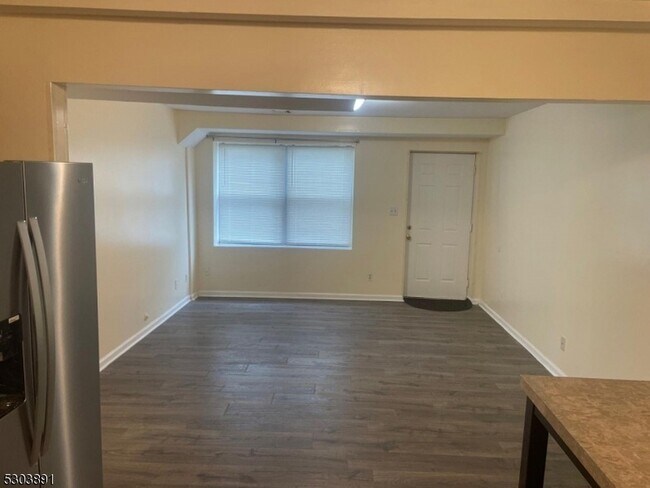 Foto del edificio - 245-247 Hawthorne Avenue Unit
