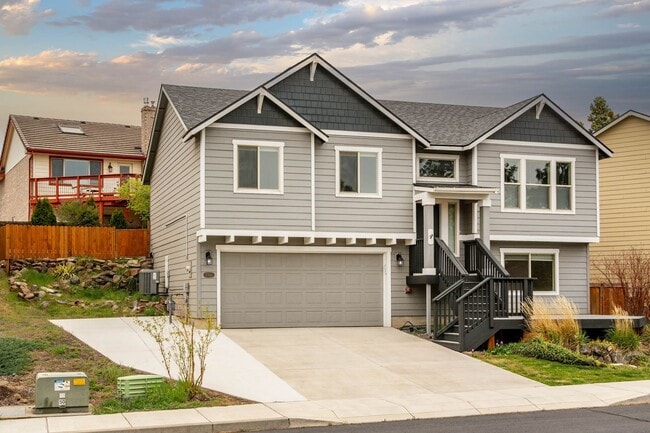 Foto del edificio - Refined Living in the Heart of Bend — Fully Remodeled Home for Lease