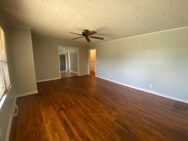 Building Photo - 3 Bedroom Brick Ranch House in a Great Location!