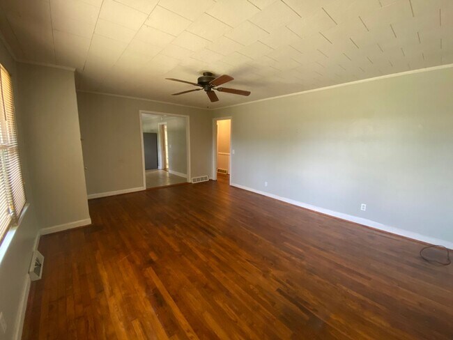 Foto del edificio - 3 Bedroom Brick Ranch House in a Great Location!