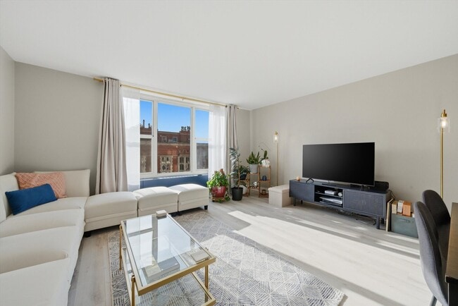 Foto del edificio - 1325 N State Pkwy