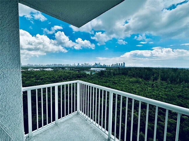 Foto del edificio - 14951 Royal Oaks Ln