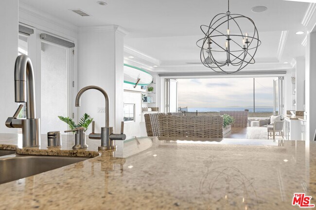Foto del edificio - 2400 W Oceanfront