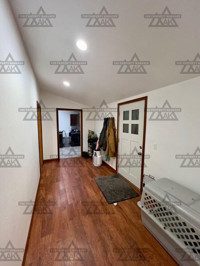 Foto del edificio - Charming Pet-Friendly 3-Bedroom Home with Garage & Wood Stove – North Pole