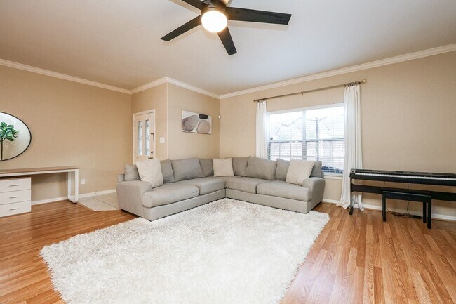 Building Photo - 2865 Westhollow Dr