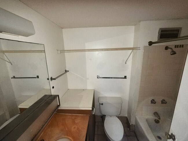 Building Photo - Spacious 1 bedroom ocean view apartment in the Secured Makaha Surfside Complex
