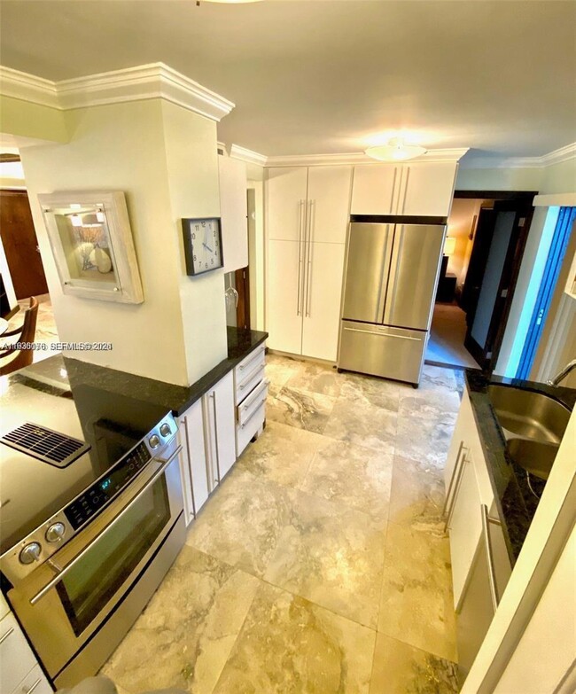 Building Photo - 2924 Collins Ave