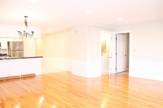Foto del edificio - 103 Pond St