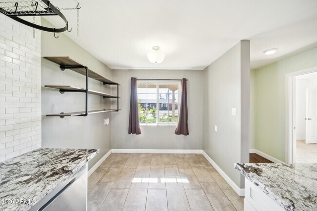 Foto del edificio - 2320 W Whitton Ave