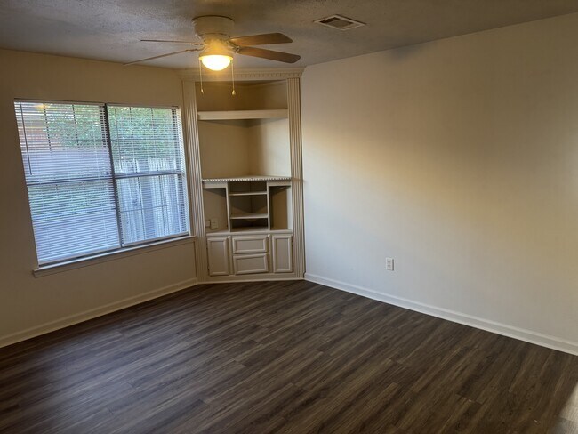 Foto del edificio - 3955 Ledbetter Dr