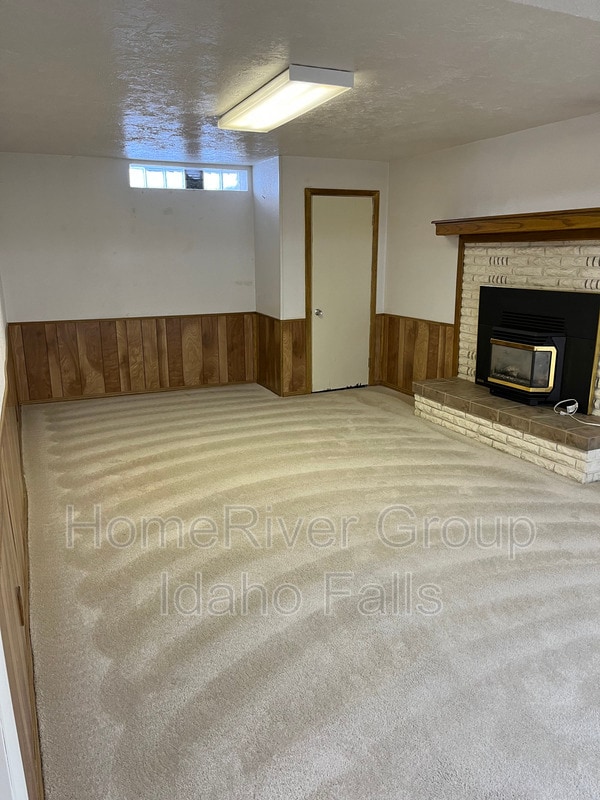 Building Photo - 3870 E 65th S