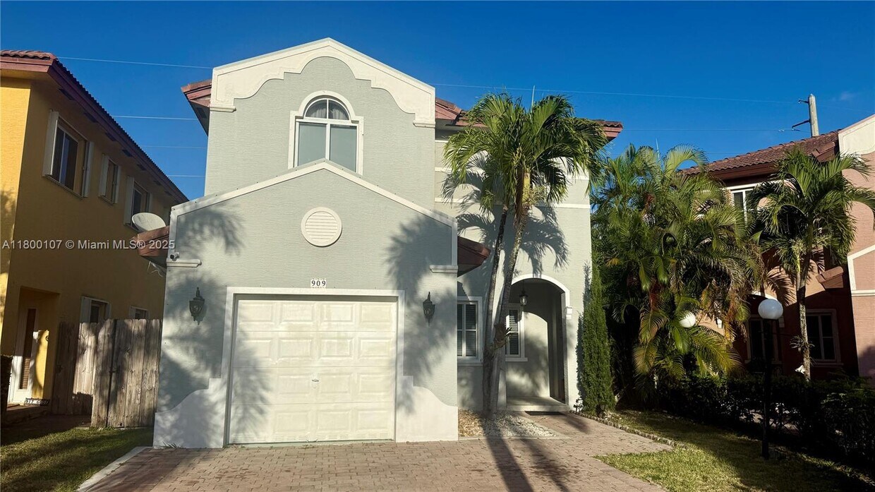 Primary Photo - 909 NE 41st Terrace