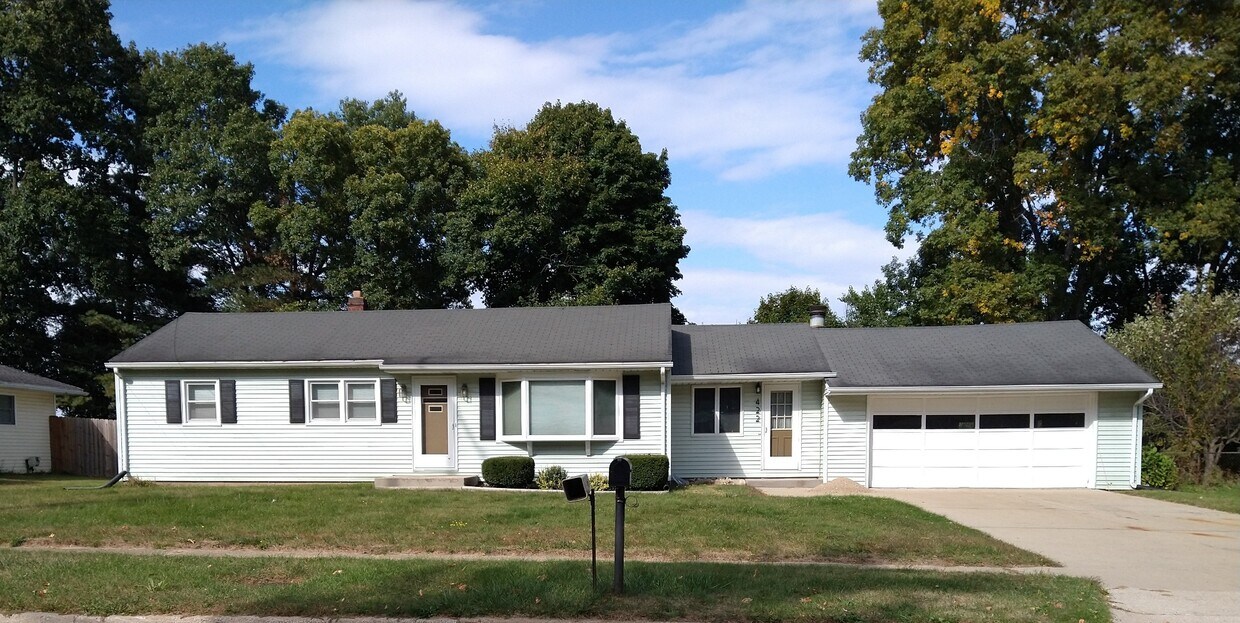 Primary Photo - 422 W Melody Ave