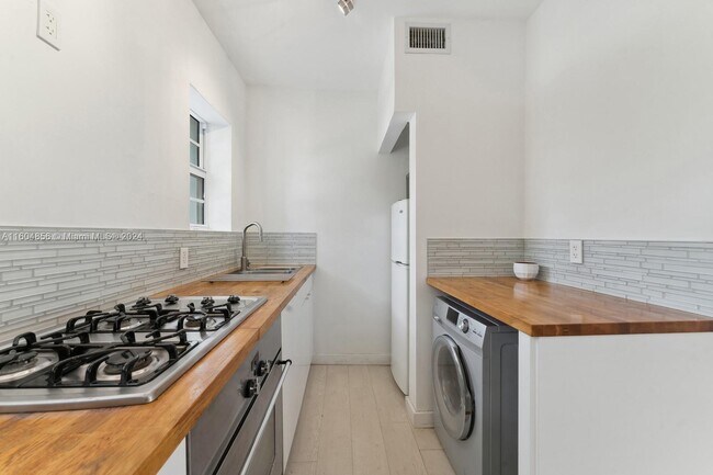 Building Photo - 4812 Pine Tree Dr
