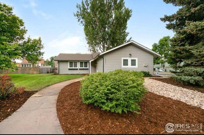 Building Photo - 1001 Camelot Cir