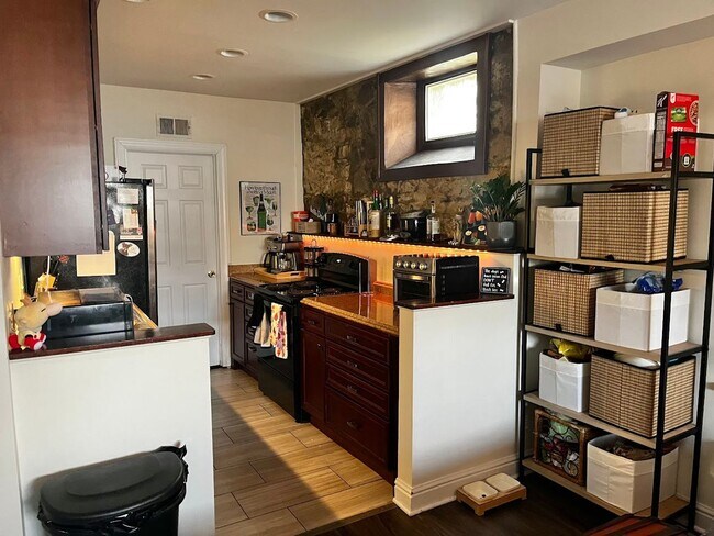 Building Photo - LARGE 4 BEDROOM - CENTRAL AIR / LAUNDRY IN...