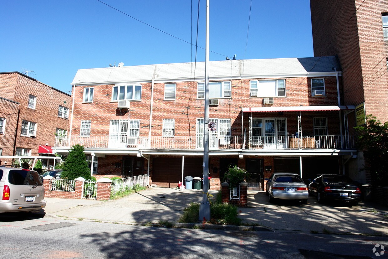 Building Photo - 14723-14727 Roosevelt Ave