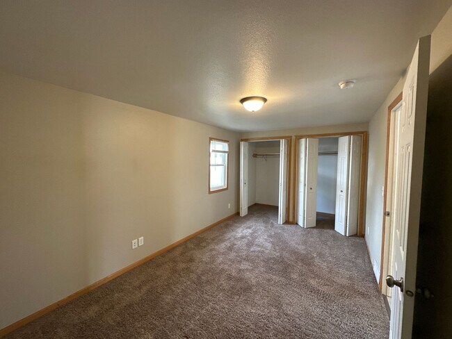 Building Photo - House- SE