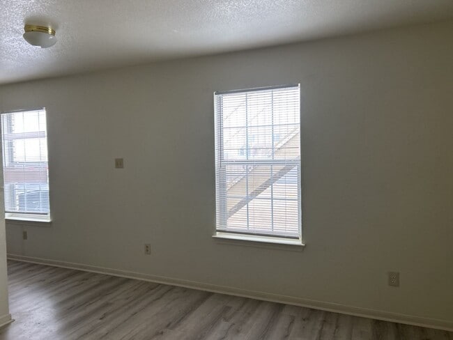 Foto del edificio - 504 Esther Cir